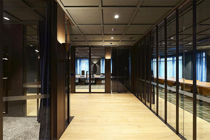 چه نوع پارتیشن اداری برای یک فضای کم نور و تاریک مناسب تر است؟