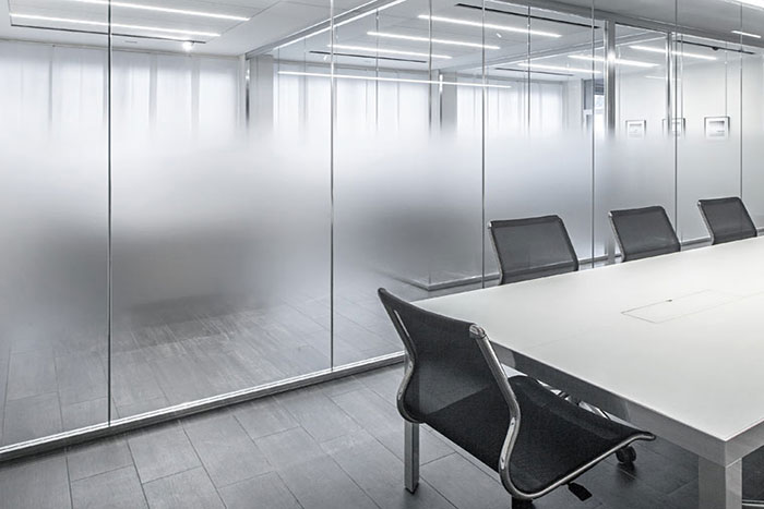 کاربرد شیشه ساتینا در پارتیشن اداری