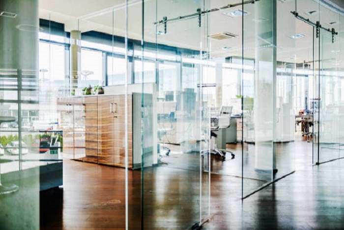 تطبیق پارتیشن اداری شیشه ای با سبک های متفاوت دکوراسیون
