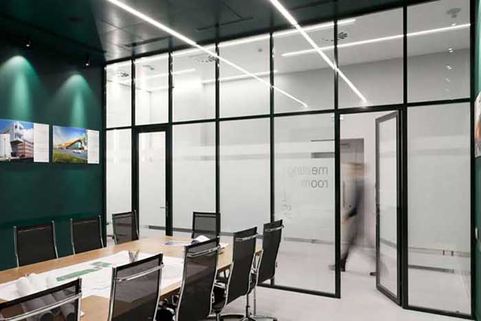 انتخاب نوع طرح و رنگ شیشه در پارتیشن اداری