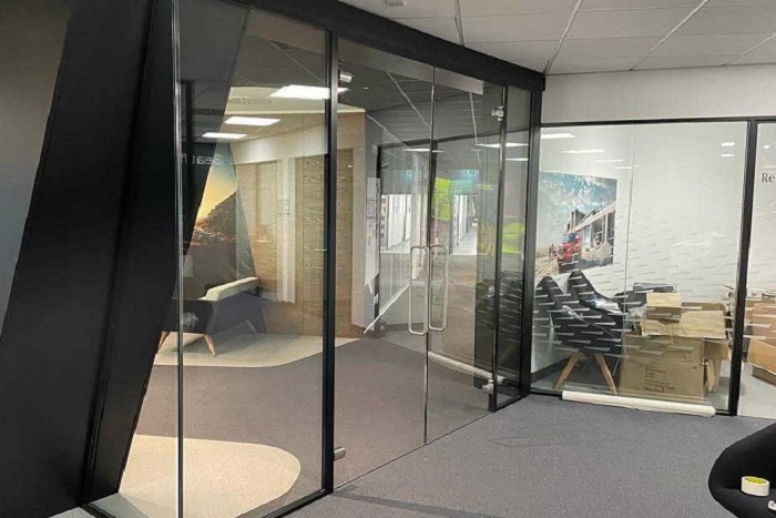 مقایسه پارتیشن اداری یکپارچه و پارتیشن شیشه ای