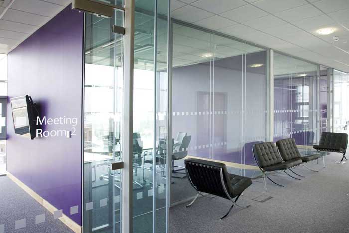 چه سبکی از پارتیشن اداری برای جداسازی فضای انتظار مناسب تر است؟