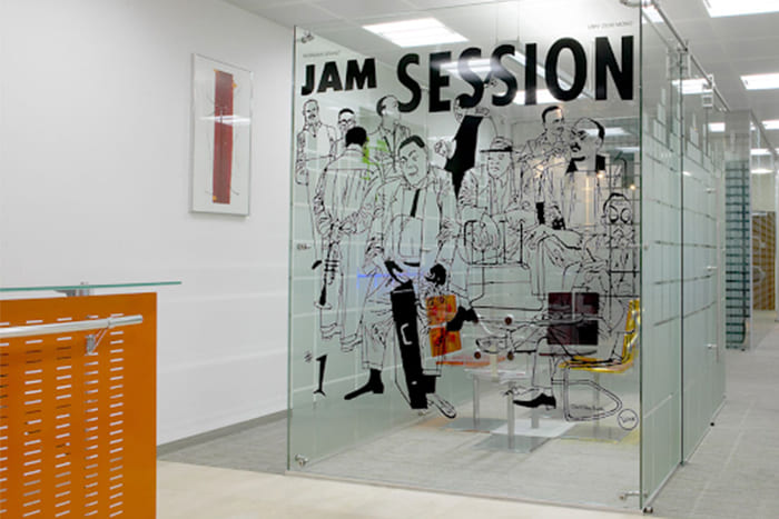 تفاوت شیشه لمینیت و شیشه سکوریت در پارتیشن اداری مدرن