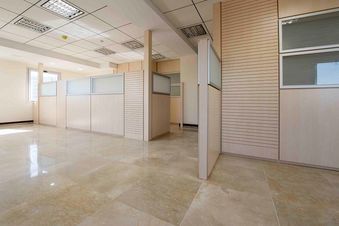 مقایسه پارتیشن اداری چوبی و پارتیشن شیشه ای