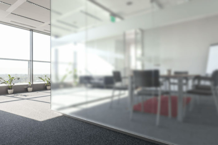 چرا بهتر است شیشه سندبلاست شده را برای پارتیشن اداری خود انتخاب کنید؟